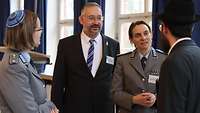 Ein Militärrabbiner im Gespräch mit zwei jüdischen Soldatinnen und einem Rabbiner