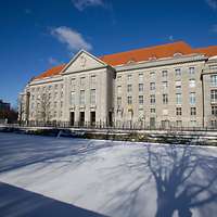 Eine Außenaufnahme des Bundesministeriums der Verteidigung in Berlin im Winter.