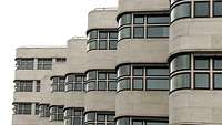 Außenaufnahme vom Shell-Haus in Berlin, mit abgerundeten Fensterfronten.