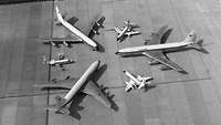 Aus der Vogelperspektive in schwarz-weiß: die Flugzeuge Boeing 707, Lockheed C-140 Jetstar und HFB Hansa Jet.