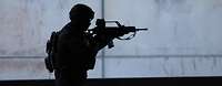 Die Silhouette eines Soldaten mit Gewehr im Anschlag