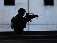 Das Wachbataillon trainiert den Ernstfall Die Silhouette eines Soldaten mit Gewehr im Anschlag