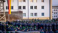 Soldaten haben sich auf einem großen Platz zu einem Gedenkgottesdienst versammelt