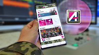 Soldat zeigt markant die Radio Andernach App