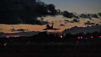 Ein Eurofighter beim Start zu einem Nachtflug.
