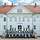 Das Musikkorps in Paradeuniform mit Pauken und Trompeten vor dem Schloss Hohenzieritz.