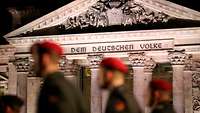 Verteidigung: Rechtliche Grundlagen Rekruten in Formation nachts vor dem Reichstag