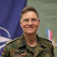 Ein Portait von Generalleutnant Peter Mirow, in uniform