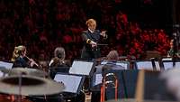 Kapitänleutnant Inga Hilsberg dirigiert das Marinemusikkorps Kiel.