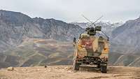 Ein Bundeswehrfahrzeug in Afghanistan vor Bergen