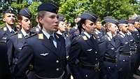 Soldatinnen und Soldaten in Luftwaffenuniformen stehen in mehreren Reihen.