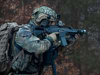 Ein LEKE-Soldat beim Absichern einer Einmündung mit Gewehr G36 im Anschlag.