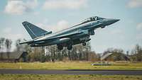 Ein Eurofighter hebt von der Startbahn ab