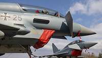 Zwei Eurofighter stehen auf der Abstellfläche.