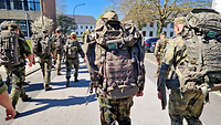 Soldaten mit Rucksäcken auf dem Gedenkmarsch in Aachen