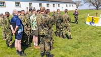 Militärseelsorgerin Maike Seelhorst bei ihrer Andacht vor Beginn des Marsches