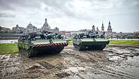 Zwei gepanzerte Fahrzeuge stehen an der Elbe in Dresden