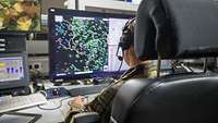 Ein Soldat sitzt vor einem Monitor.