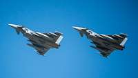 Zwei Kampfflugzeuge in Formation.