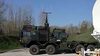 Eine ausgefahrenen Tetrapol-Antenne hinter einem militärischen LKW