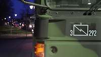 Nahaufnahme der Front eines LKW mit militärischen Symbol der 3./ ITBtl 292