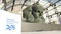 Eine Skulptur des Kopfes von Karl Marx steht auf einer überdachten Bühne.