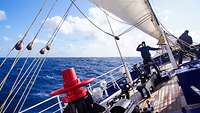 Die Gorch Fock segelt bei starkem Seegang und Schieflage