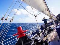 Die Gorch Fock segelt bei starkem Seegang und Schieflage