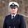 Ein Mann in Marineuniform.