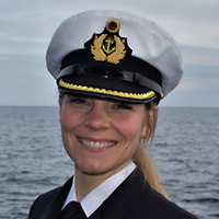 Ein Portrait einer Frau in Marineuniform