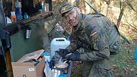 Ein Soldat bereitet ein Feldfrühstück vor