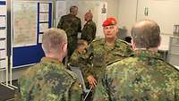 Soldaten im Gespräch mit einem General