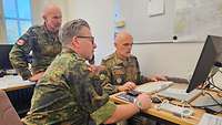 Personen in Uniform diskutieren über die geänderte Lage