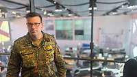 Porträt eines Soldaten in der Zentrale der Berufsfeuerwehr