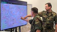 Soldaten besprechen sich an einer virtuelle Karte
