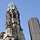 Die Ruine der zerbombten historischen Kirche und der markante Neubau der Gedächniskirche in Berlin