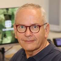 Porträt des Regierungsdirektors Armin K. am Schreibtischarbeitsplatz.