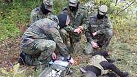Vier Soldaten auf einer Wiese
