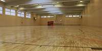 Blick in das Innere Sporthalle mit Parkett, einem Fußballtor sowie Basketballkorb