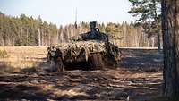 Field Training Excercise in Litauen Ein Schützenpanzer Puma fährt auf dem Truppenübungsplatz