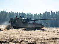 Field Training Excercise in Litauen Soldaten fahren in einem Panzerhaubitze auf dem Truppenübungsplatz