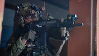 Fallschirmjäger bei einer Häuserkampfübung Ein Soldat schießt mit einem Sturmgewehr