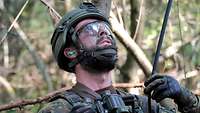 Ein Soldat in Uniform schaut nach oben.