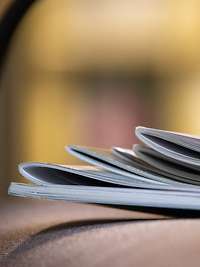 Verschiedene Zeitschriften liegen auf einem Stapel übereinander