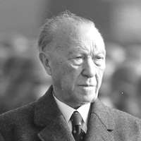 Konrad Adenauer und Kai-Uwe von Hassel stehen nebeneinander und beobachten etwas