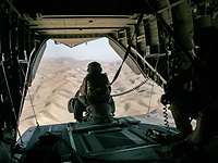 Beobachtungsflug in Afghanistan Ein Soldat sitzt auf der Laderampe eines Hubschraubers vom Typ CH-53 und beobachtet das Gelände