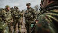Soldaten stehen in einem Kreis und besprechen sich