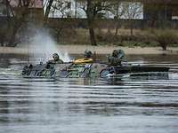Gewässerüberquerung der Donau Ein Transportpanzer vom Typ Fuchs schwimmt in einem Gewässer