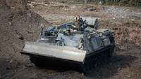 Zwei Soldaten fahren im Pionierpanzer Dachs im Gelände 