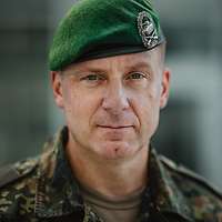 Ein Soldat mit grünem Barett im Porträt